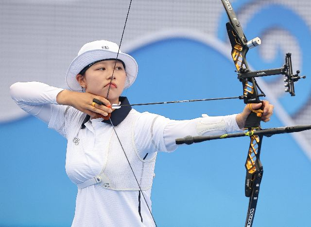 지난해 10월 중국 항저우 푸양 인후 스포츠센터에서 열린 2022 항저우 아시안게임 양궁 리커브 여자 개인 8강전에서 임시현이 활시위를 당기고 있다. 연합뉴스