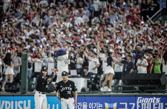 롯데 나승엽이 25일 KIA와 홈 경기에서 추격의 발판이 되는 안타를 터뜨리자 홈팬들이 열광적인 응원을 보내고 있다. 롯데 자이언츠 제공