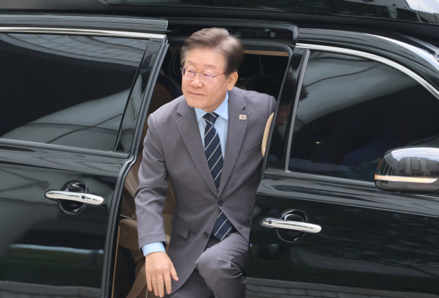 더불어민주당 이재명 전 대표가 법원 청사에 도착한 모습. 연합뉴스