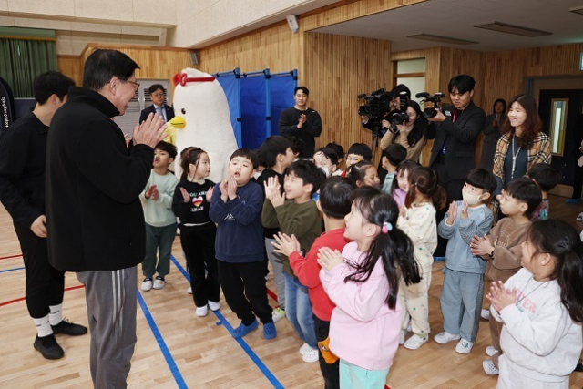 박형준 부산시장이 부산 사하구 괴정초등학교를 방문해 늘봄학교 프로그램 재능 기부에 나섰다. 박 시장이 어린이들과 운동을 하며 즐거운 시간을 갖고 있다. 정대현 기자 jhyun@
