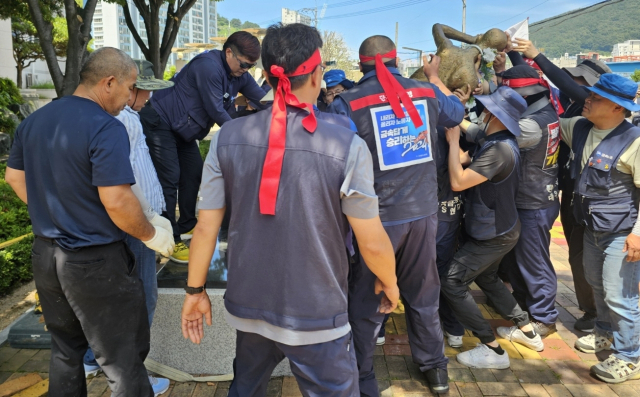 일제강제징용노동자상 건립 현장에 함께한 노동자들이 힘을 합쳐 동상을 세우고 있다. 부산일보DB