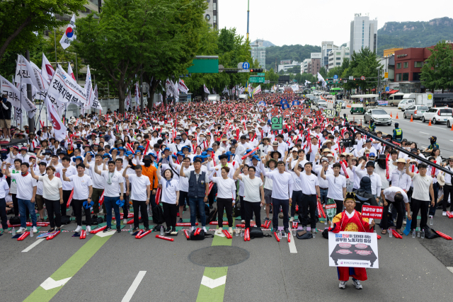 6일 오후 정부서울청사 인근에서 공무원 임금인상 쟁취 총궐기대회가 열리고 있다. 연합뉴스