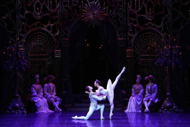 오는 12~13일 부산시민회관 대극장 무대에 오를 유니버설발레단의 ‘잠자는 숲속의 미녀’ 공연 모습. 유니버설발레단 제공