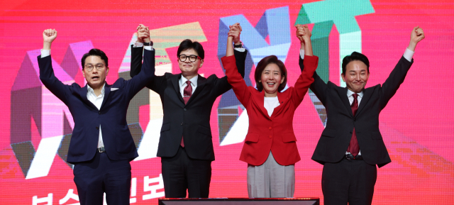 국민의힘 대표 후보들이 8일 오후 광주 김대중컨벤션센터에서 열린 제4차 전당대회 광주·전북·전남·제주 합동연설회에서 손을 잡고 인사하고 있다. 왼쪽부터 윤상현·한동훈·나경원·원희룡 대표 후보. 연합뉴스