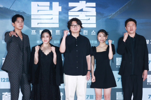 김태곤 감독(가운데)이 8일 오후 서울 용산구 CGV아이파크몰에서 열린 영화 ‘탈출: 프로젝트 사일런스’ 언론시사회 후 기자간담회에 참석해 출연 배우들과 함께 포즈를 취하고 있다. 연합뉴스
