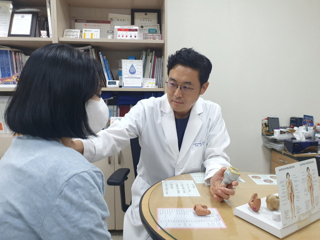 김용기내과의원 안강희 과장이 갑상선 기능 항진증 환자를 진료하고 있다. 김용기내과의원 제공