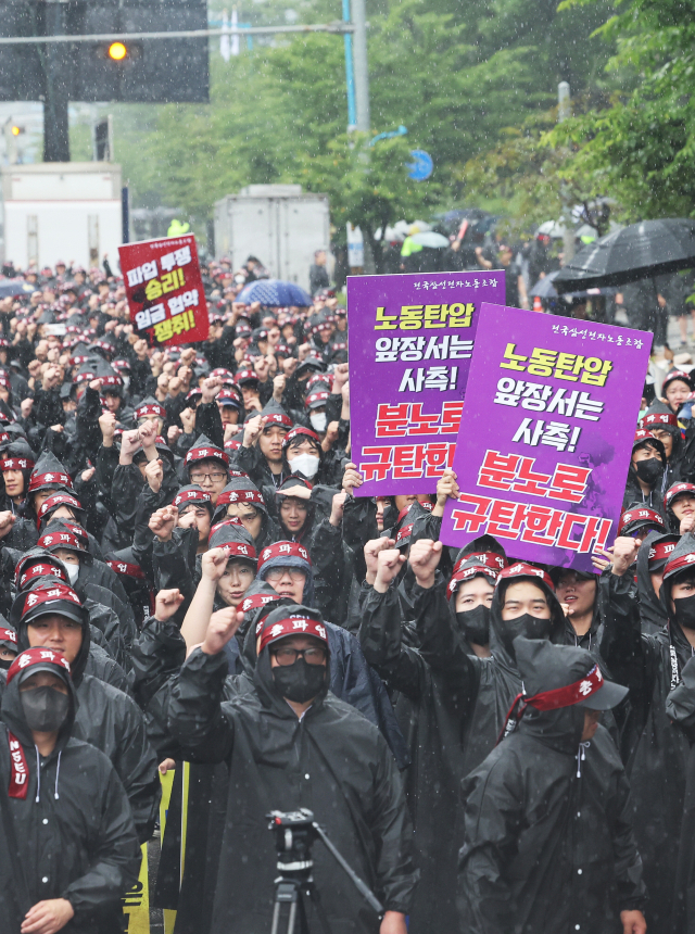 8일 삼성전자 화성사업장 노조 총파업 결의대회에서 조합원들이 구호를 외치고 있다. 연합뉴스