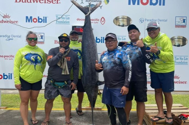 지난해 열린 사이판국제낚시대회에서 낚시꾼들이 태평양에서 잡은 새치를 자랑하고 있다. SFA 제공
