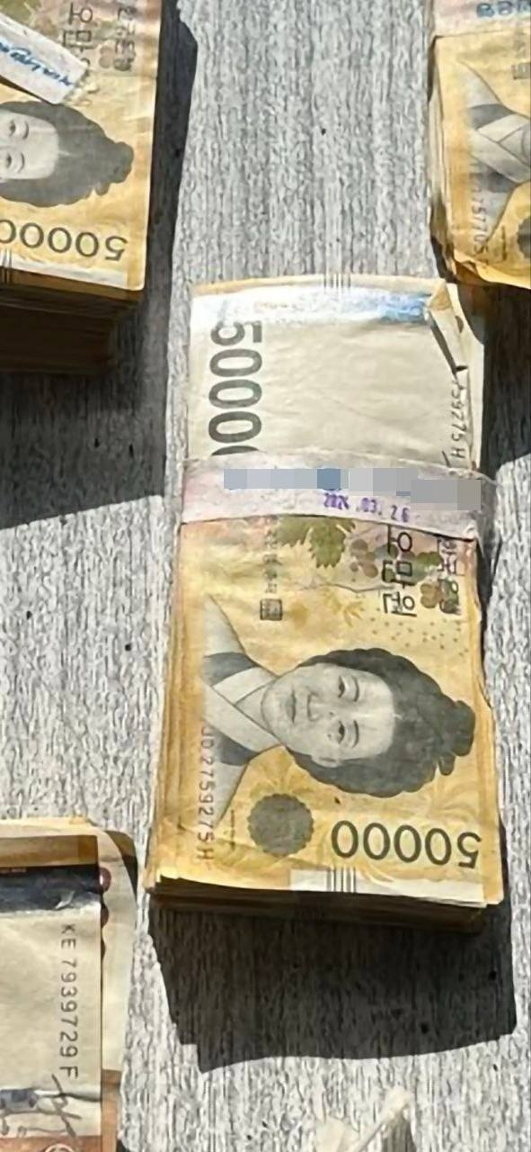 울산 아파트 화단서 발견된 현금다발이 은행 띠지에 묶여 있다. 띠지에 3월 26일 입고 날짜가 선명하게 찍혀 있다. 울산경찰청 제공