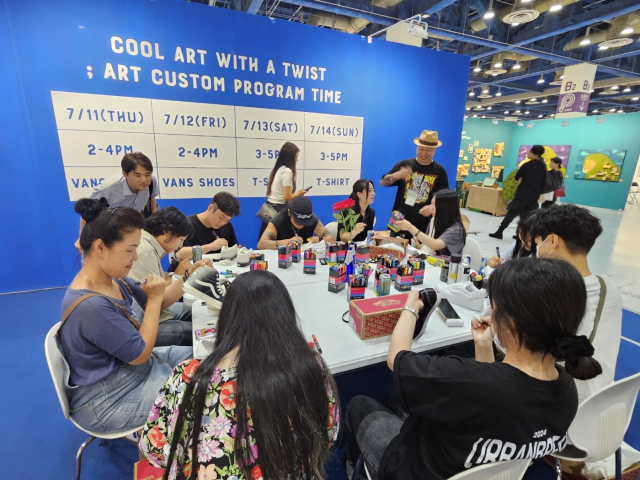 스니커즈 꾸미기 체험에 참가한 관람객들. 반스 스니커즈를 무료로 받아서 자기만의 스니커즈로 직접 꾸밀 수 있다.