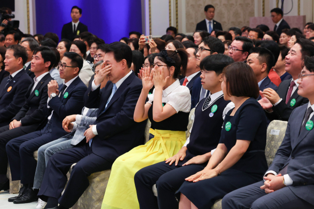 윤석열 대통령이 14일 청와대 영빈관에서 열린 '제1회 북한이탈주민의날 기념식'에서 영상을 시청한 후 눈가를 만지고 있다. 연합뉴스