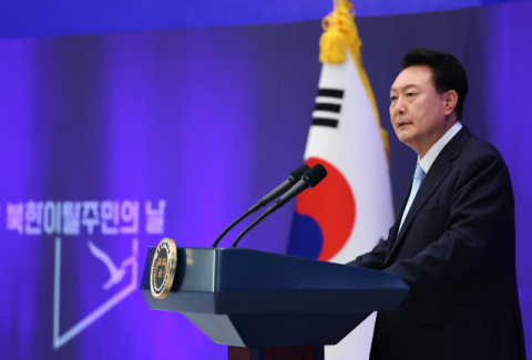 윤석열 대통령이 14일 청와대 영빈관에서 열린 '제1회 북한이탈주민의날 기념식'에서 기념사를 하고 있다. 연합뉴스