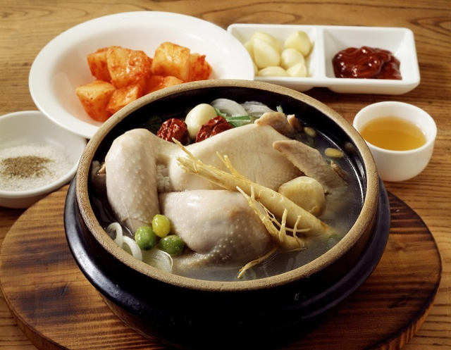 오는 20일 초복을 앞두고 전통시장에서 재료를 사서 삼계탕을 직접 만드는 데 드는 비용이 1인분에 9000원으로 조사됐다. 5년 전보다 35% 올랐다. 이미지투데이