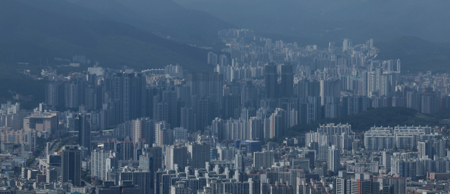 서울과 달리 부산의 부동산 시장은 하락세에서 벗어나지 못하고 있다. 부산 황령산 전망대에서 바라본 일대 아파트 전경. 정종회 기자 jjh@