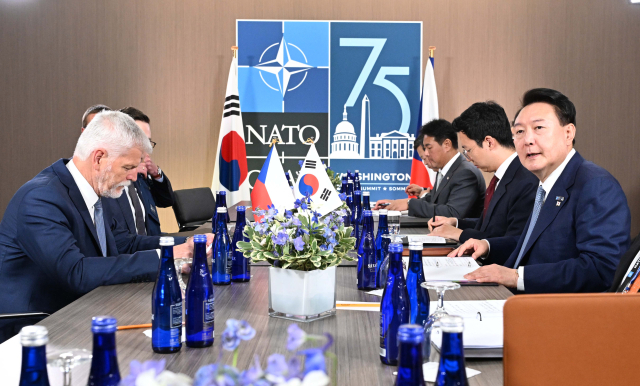 윤석열 대통령이 10일(현지시간) 북대서양조약기구(NATO·나토) 75주년 정상회의가 개최된 미국 워싱턴DC 월터 E. 워싱턴 컨벤션센터에서 페트르 파벨 체코 대통령과 한-체코 정상회담을 하고 있다. 연합뉴스