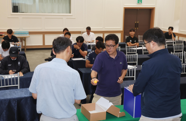 지난 16일 부산 동구 부산일보사에서 열린 제61회 청룡기 전국 중·고등학교 축구대회 중등부 대표자회의 중 대회 참가팀이 조 추첨을 하고 있다. 이재찬 기자 chan@