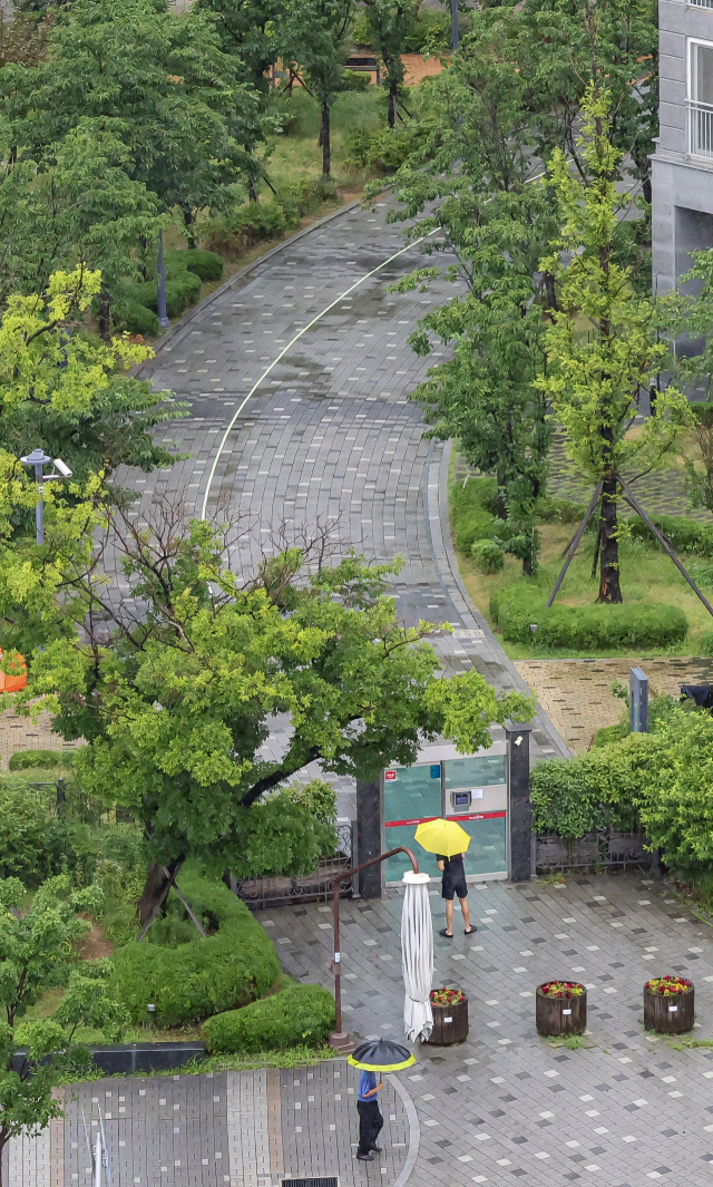 16일 부산 연제구 한 아파트 단지 내 공공보행통로. 이 아파트 단지를 가로지르는 2개의 공공보행통로는 보안문에 가로 막혀 외부인들이 통행할 수 없다. 김종진 기자 kjj1761@
