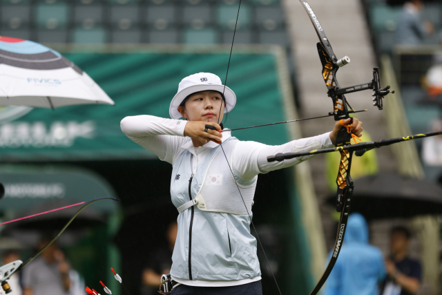 임시현이 지난달 29일 전북 전주시 전주월드컵경기장에서 2024 양궁 국가대표 관중 및 소음 적응 훈련을 하고 있다. 연합뉴스