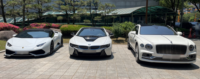 불법 카드깡 일당이 부당이익으로 구입한 람보르기니, BMW I8, 벤틀리 차량. 부산경찰청 제공