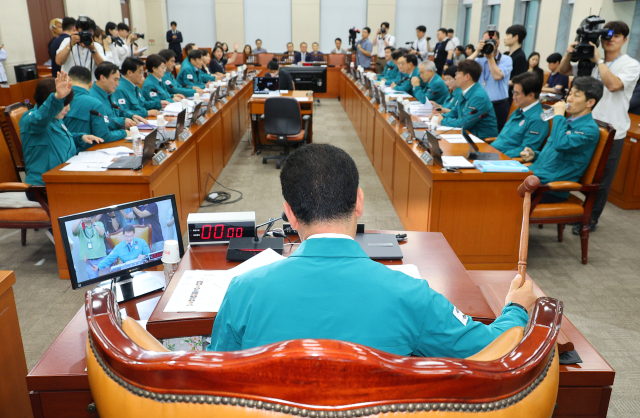 18일 국회에서 열린 행정안전위원회 전체회의에서 국민의힘 의원들이 의사진행 발언을 요청하는 가운데 신정훈 위원장이 의사봉을 두드리고 있다. 연합뉴스