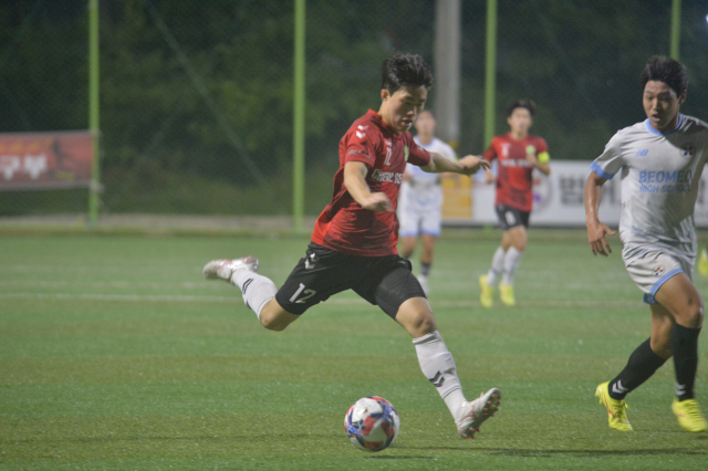 지난 19일 경남 고성군에서 개막한 제61회 청룡기 전국고등학교축구대회 경기 중 공을 차고 있는 경남 철성고의 지현우. 부산시축구협회 제공