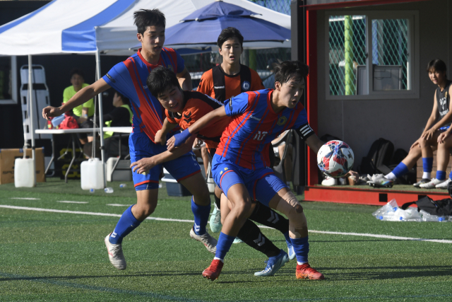 지난 21일 경남 고성군에서 열린 제61회 청룡기 전국고등학교축구대회 조별리그 2차전 4조 경기 중 부산 경남공고와 서울 광운인공지능고 선수들이 경합하고 있다. 부산시축구협회 제공