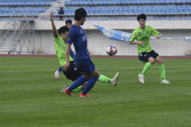 지난 21일 경남 고성군에서 열린 제61회 청룡기 전국고등학교축구대회 조별리그 경기에서 부산정보고와 서울 노원SKDFC U18 선수들이 공을 다투고 있다. 부산시축구협회 제공