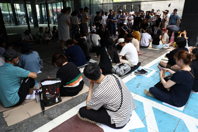 티몬·위메프 판매대금 정산 지연 사태가 이어진 26일 피해자들이 서울 강남구 티몬 신사옥에서 환불을 받기 위해 대기하고 있다. 연합뉴스