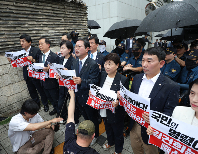 더불어민주당 김승원 법사위 간사 등 야당 법사위원들이 26일 오후 서울 용산구 한남동 대통령관저 인근에서 김건희 여사 청문회 불출석 규탄 및 출석 촉구 기자회견을 하고 있다. 연합뉴스