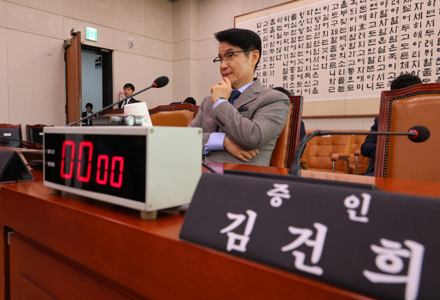 26일 국회 법제사법위원회에서 열린 '윤석열 대통령 탄핵소추안 발의 요청' 국민동의 청원 2차 청문회에 김건희 여사 증인석 옆으로 최재영 목사가 증인으로 출석해 있다. 연합뉴스