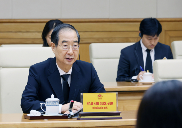 한덕수 국무총리는 27일 “압도적인 힘과 우방국과의 연대를 통해 북한의 어떠한 도발도 용납하지 않을 것”이라고 말했다. 사진은 한 총리가 지난 25일(현지시간) 베트남 하노이 베트남 총리실에서 팜 민 찐 베트남 총리와 면담하는 모습. 연합뉴스