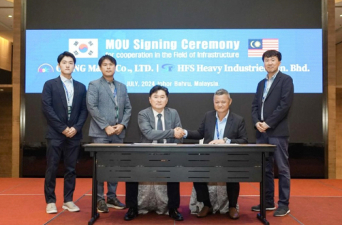 ㈜오상엠엔이티와 HFS Heavy Industries Sdn Bhd 관계자들이 기술이전 MOU를 체결하고 기념촬영하고 있다.국립부경대 제공