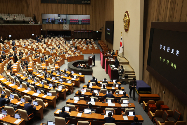 1일 오후 국회 본회의에서 국민의힘 박수민 의원이 '전국민 25만원 지원법'(민생회복지원금 특별조치법) 필리버스터(무제한 토론을 통한 합법적인 의사진행 방해)를 시작하고 있다. 연합뉴스