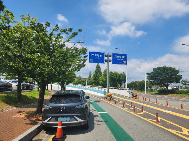 지난달 30일 오전부터 사흘째 김해공항 1층 도착층과 2층 출발층 고가도로 갈림길 입구에 차량 1대가 주차돼 있다.