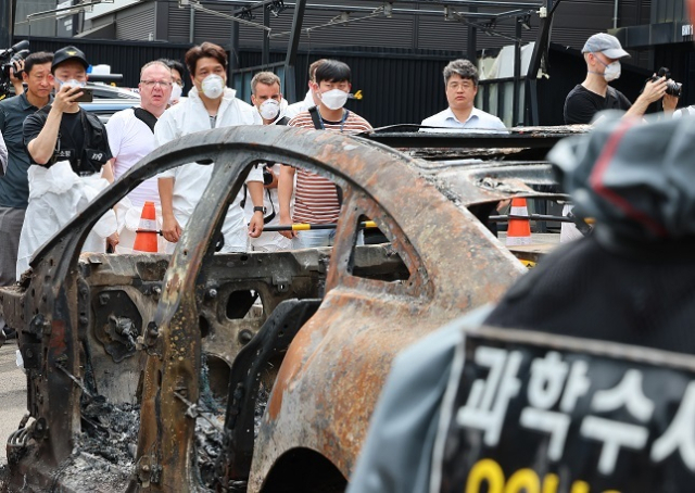 지난 8일 인천 서구 한 공업사에서 경찰과 소방, 국립과학수사연구원, 벤츠 등 관계자들이 지난 1일 청라 아파트 지하 주차장에서 화재가 발생한 전기차에 대한 2차 합동 감식을 하고 있다. 연합뉴스