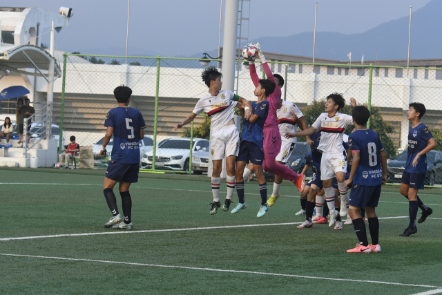 지난 7일 경남 고성군에서 열린 제61회 청룡기 전국중학교축구대회 조별리그 3조 부산 SAHAFC U15와 경남 양산FC U15의 경기에서 양산FC U15의 골키퍼가 공을 잡아내고 있다. 부산시축구협회 제공