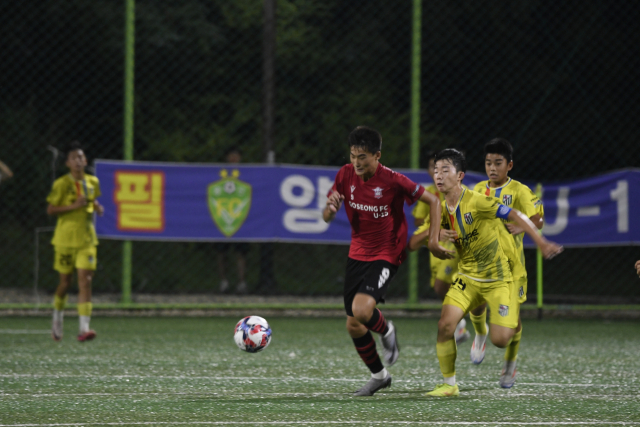 지난 13일 경남 고성군에서 열린 2024 청룡기 중등 U14 유스컵 8강전에서 경남 고성FC U15 선수가 경남 보물섬남해스포츠클럽 U15 선수를 제치고 공을 몰고 있다. 부산시축구협회 제공