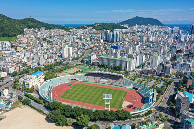 한국은행이 올해 3분기 말까지 가계대출 급증세가 지속될 수 있다며 기준금리 추가 인하에 신중한 태도를 나타냈다. 부산 서구 구덕운동장 인근 전경. 김종진 기자 kjj1761@