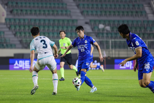 지난 24일 오후 부산 구덕운동장에서 열린 2024 K리그2 부산 아이파크와 김포FC와의 경기에서 아이파크 성호영이 공을 몰고 있다. 부산 아이파크 제공