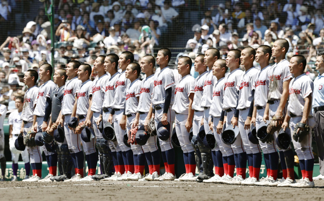 한국계 국제학교인 교토국제고 야구부 선수들이 지난 23일 일본 효고현 니시노미야 한신고시엔구장에서 열린 전국 고교야구선수권대회(여름 고시엔) 결승전에서 승리한 후 