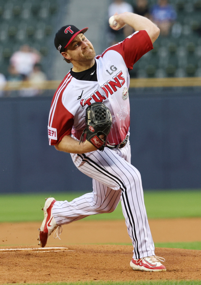 롯데 자이언츠의 외국인 투수 애런 윌커슨(위쪽)과 LG 트윈스의 디트릭 엔스가 올 시즌 부상 없이 꾸준히 등판하며 호투해 “개근했다”는 평가를 받고 있다. 롯데 자이언 제공·연합뉴스