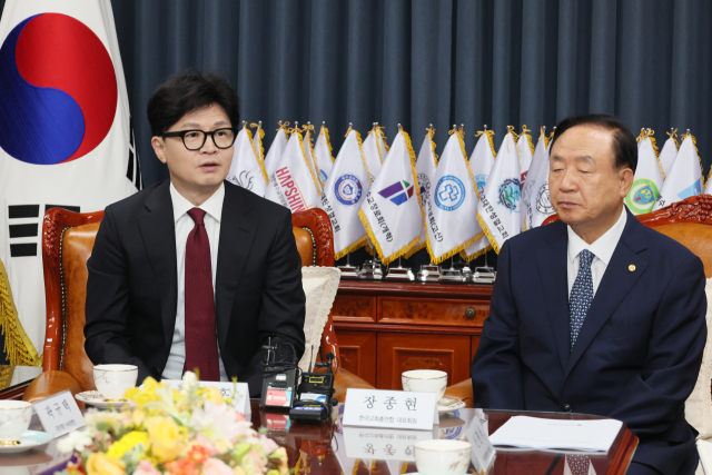 국민의힘 한동훈 대표가 6일 서울 종로구 한국교회총연합을 방문, 장종현 한국교회총연합 대표회장과 환담하고 있다. 연합뉴스