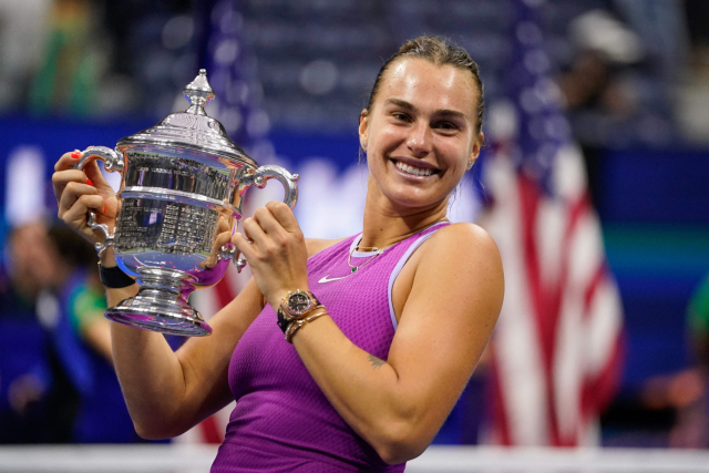 벨라루스의 아리나 사발렌카가 8일(한국시간) 미국 뉴욕에서 열린 US오픈 테니스 대회 여자 단식 결승에서 미국의 제시카 페굴라를 물리친 뒤 트로피를 들고 있다. AFP연합뉴스