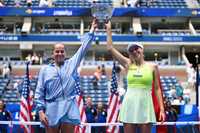 류드밀라 키체노크(오른쪽)와 옐레나 오스타펜코가 지난 7일(한국시간) US오픈 테니스 대회 여자 복식에서 우승한 뒤 트로피를 들어 올리고 있다. 신화연합뉴스