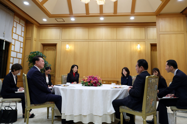 윤석열 대통령과 김건희 여사가 지난 6일 청와대 본관에서 방한한 기시다 후미오 일본 총리, 부인 유코 여사와 만나 차담을 나누고 있다. 대통령실 제공