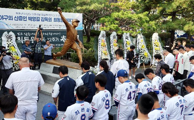 오는 14일 부산 사직구장에서 롯데 자이언츠 출신 ‘불멸의 무쇠팔’ 최동원 감독을 기리는 13주기 추모식이 열린다. 사진은 지난해 9월 12일 열린 최동원 감독의 12주기 추모행사 모습. 부산일보DB