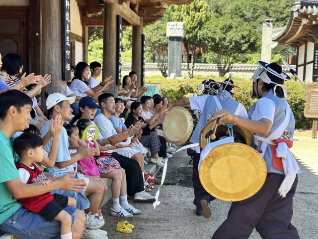 경남 함안의 조선시대 교육기관인 ‘서산서원’에서 선비문화를 체험할 수 있는 전통문화축제 ‘심(心)쿵! 향교서원 나들이’가 큰 호응을 얻고 있다. 참여자들이 풍물패청음의 신명나는 전통예술공연 관람을 시작으로 유생 체험, 전통다식 체험, 친환경 화분만들기, 전통놀이‧연희 마당 등을 즐기고 있다. 함안군 제공