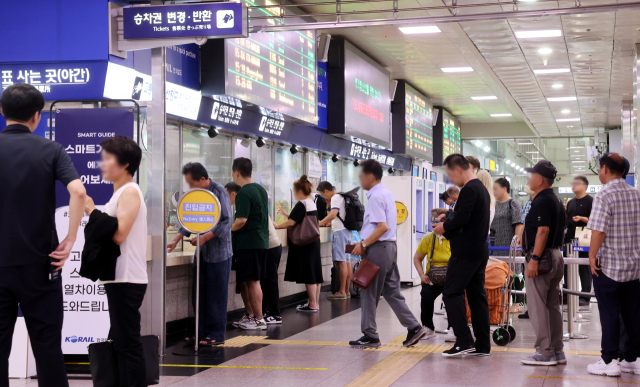 11일 오후 부산 동구 부산역 매표 창구에서 시민과 외국인 관광객 등 열차 이용객들이 표를 구입하고 있다. 정종회 기자 jjh@