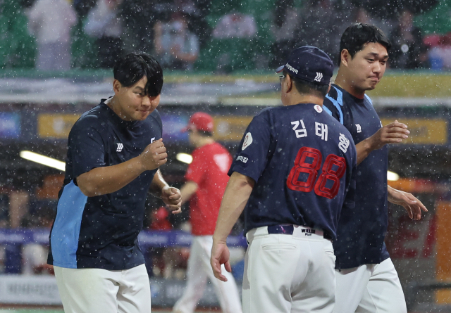 지난 11일 SSG 랜더스전 선발로 등판한 롯데 자이언츠 우완 투수 박진이 역투를 마치고 내려와 롯데 김태형 감독과 주먹 인사를 나누고 있다. 롯데자이언츠 제공