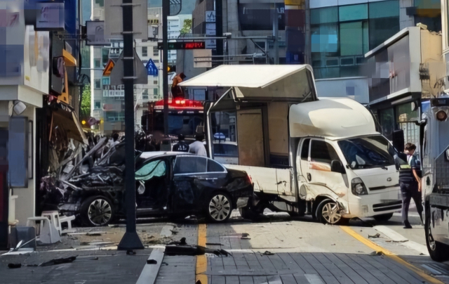 부산 해운대구 중동의 한 도로에서 승용차가 인도를 침범해 보행자 2명이 숨지는 일이 발생했다. 사진은 사고 현장 모습. 독자 제공